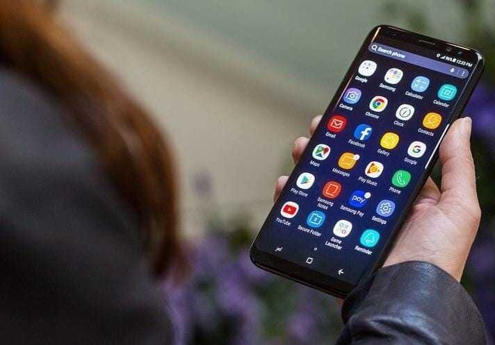 Смартфон Galaxy S8 с ярким интерфейсом на экране