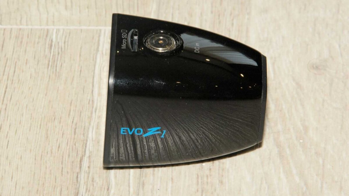 Видеорегистратор Neoline EVO Z1 с объективом и дисплеем