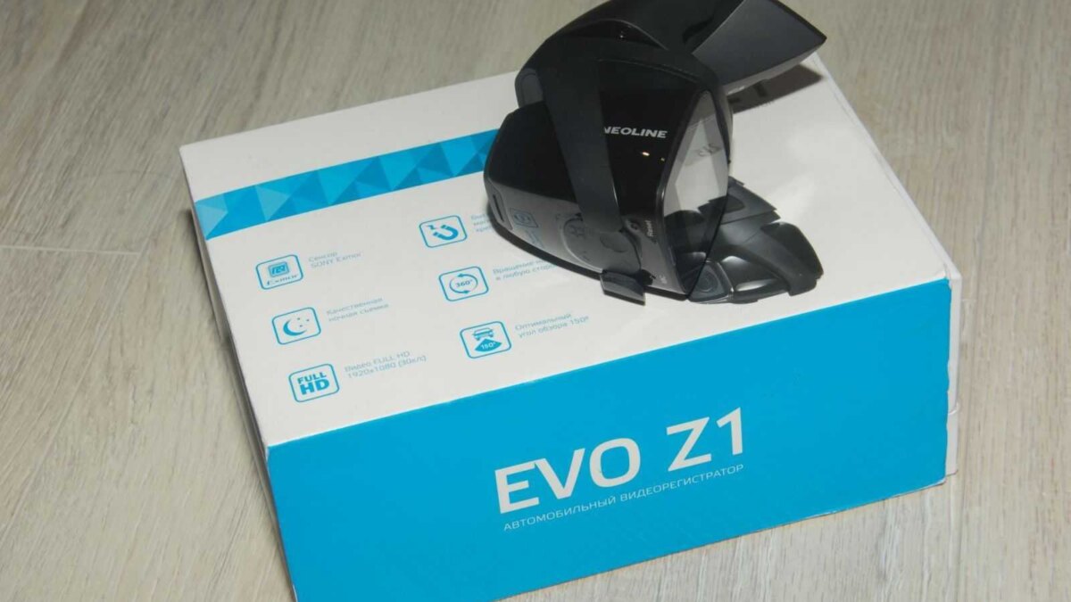 Видеорегистратор Neoline EVO Z1 на коробке крупным планом