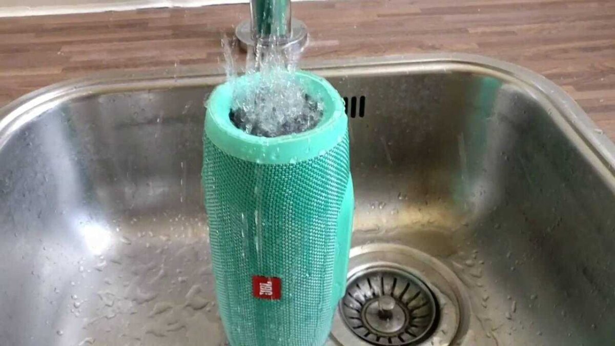 Слушай — заряжай. Обзор портативной колонки JBL Charge 3 23 maxresdefault 1