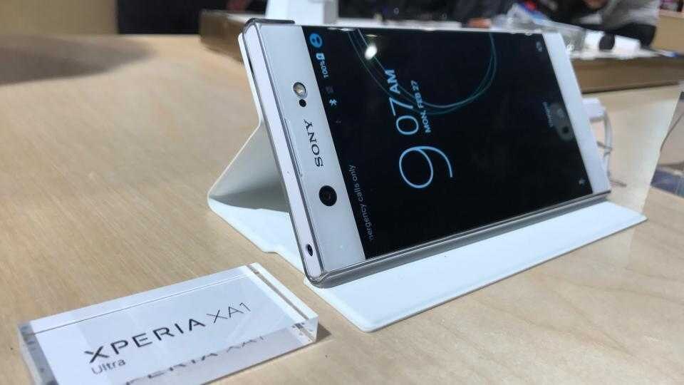 Смартфон Xperia XA1 с белым дизайном и защитным чехлом