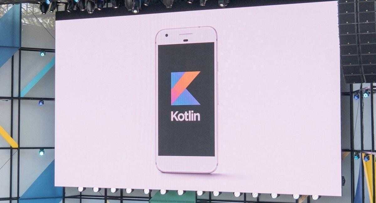 Экран с логотипом Kotlin на смартфоне