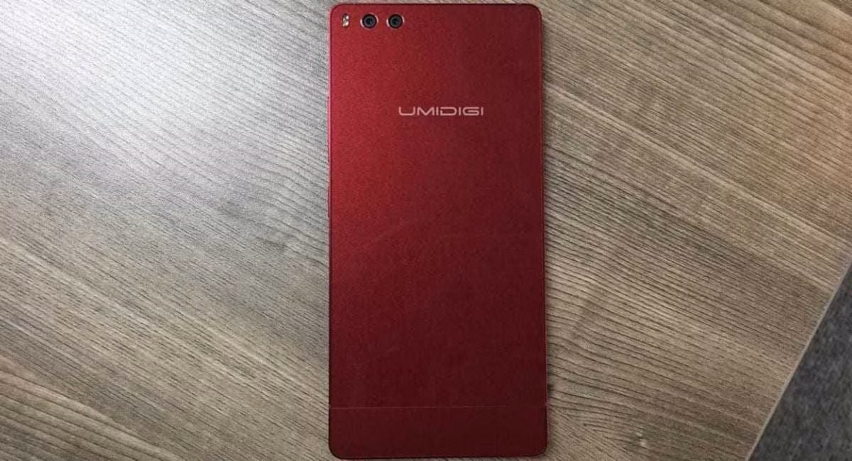 Безрамочный UMIDIGI Crystal с двойной камерой показан на фото 2 umidigi crystal itz 1