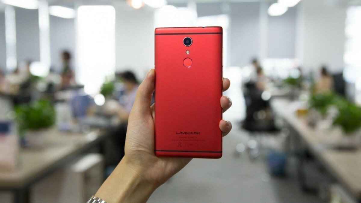 Красный смартфон UMIDIGI Crystal Pro с задней панелью