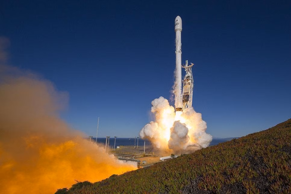 Ракета Falcon 9 стартовала с десятью спутниками связи 1 1485771596