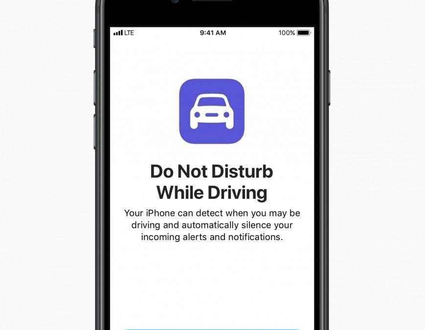 Экран iPhone с изображением функции режима Не беспокоить во время вождения
