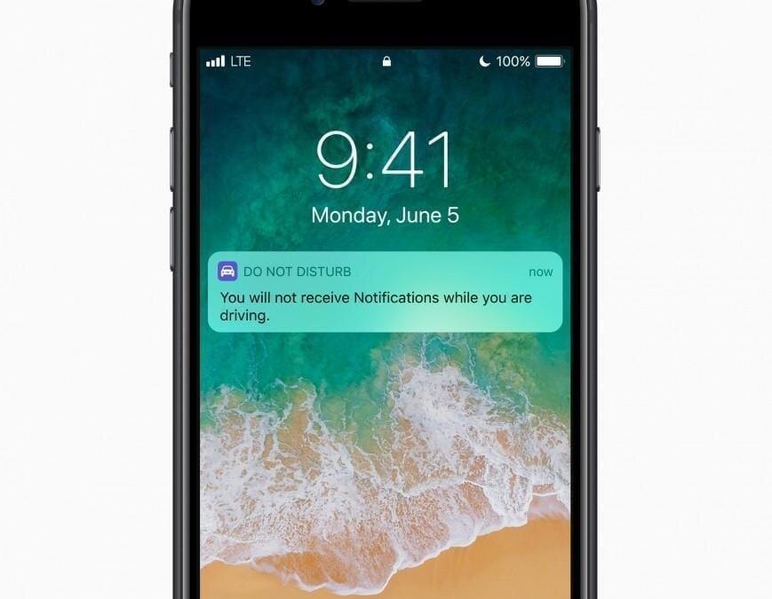 Экран iPhone с уведомлением о режиме Не беспокоить