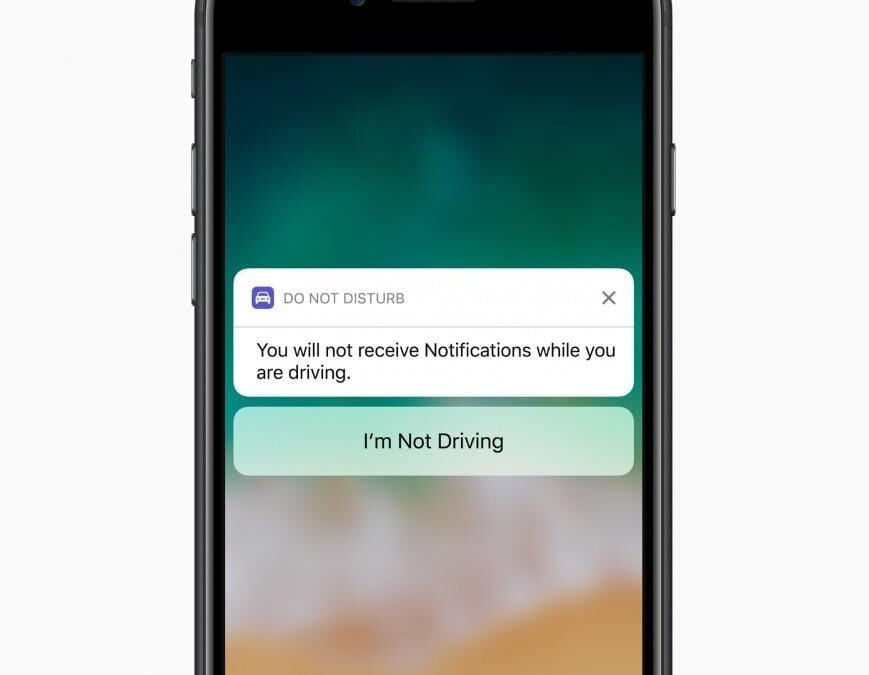 iPhone с уведомлением о режиме Не беспокоить на экране