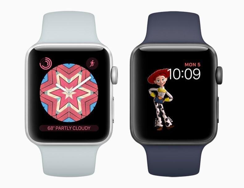 Два Apple Watch с разноцветными циферблатами и ремешками
