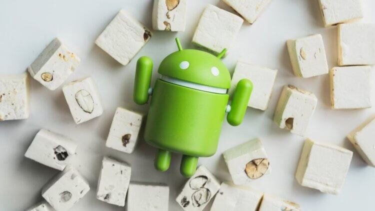 Зеленый робот-анимейшн Android на белых мармеладных кубиках