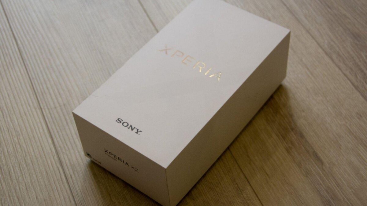 Коробка Sony Xperia XZ Premium на деревянном полу