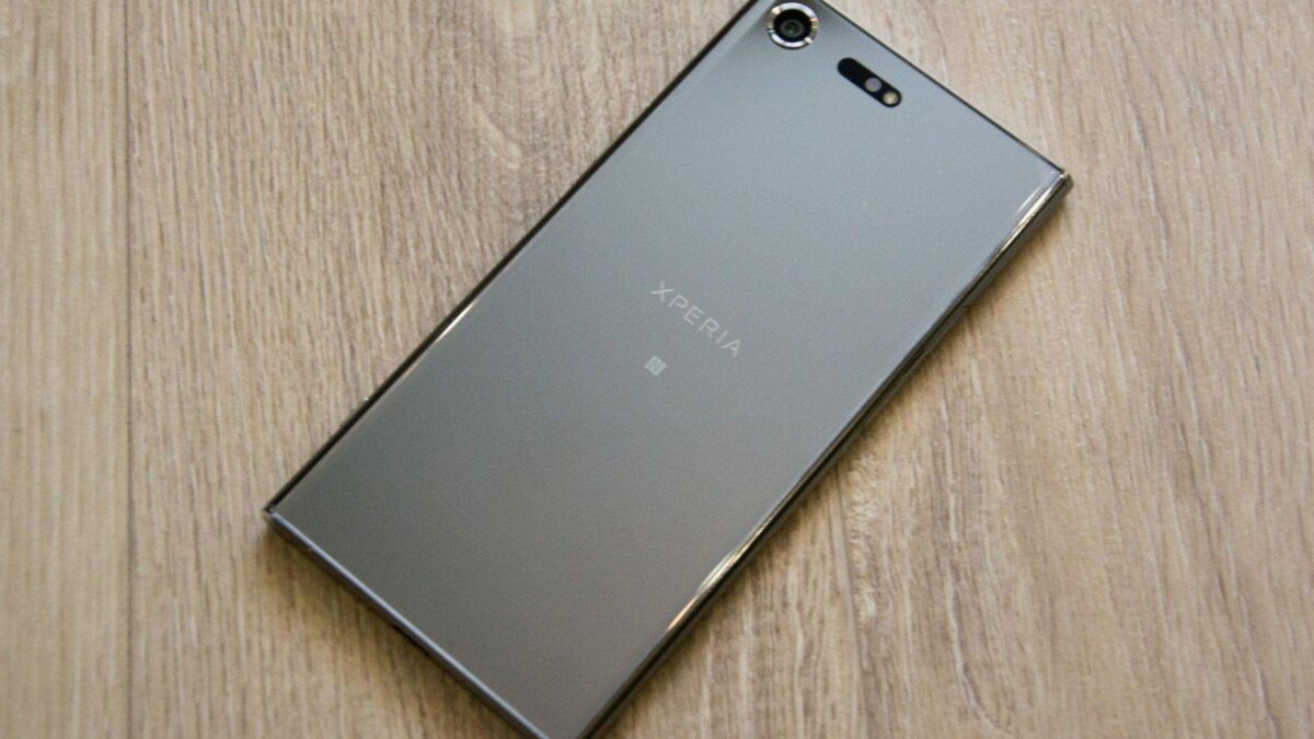 Задняя панель телефона Sony Xperia XZ Premium серебристого цвета