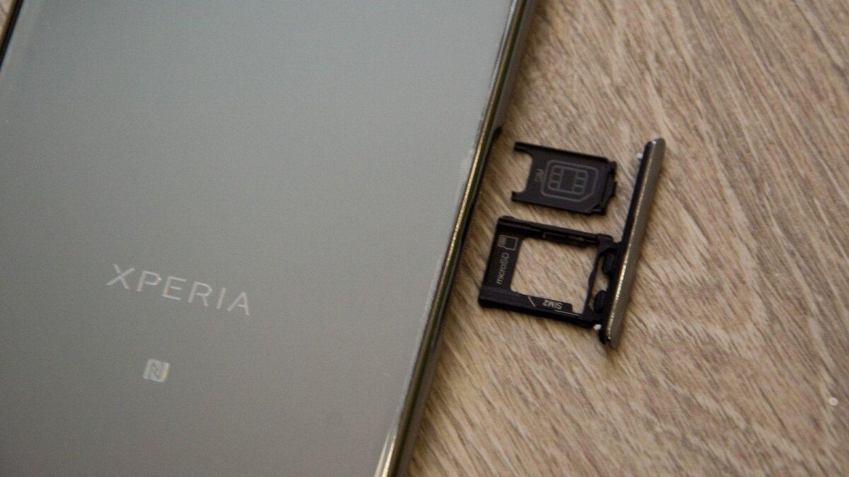 Силиконовая карта памяти и слот для SIM в Xperia XZ Premium