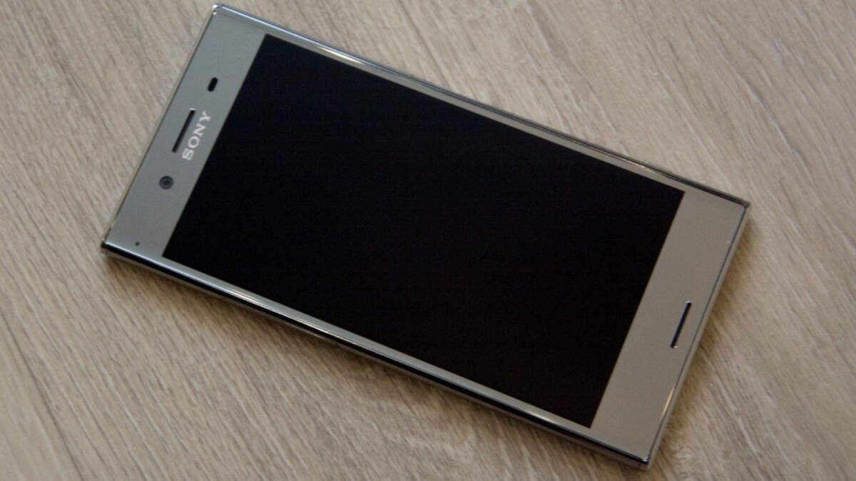 Смартфон Sony Xperia XZ Premium на деревянной поверхности