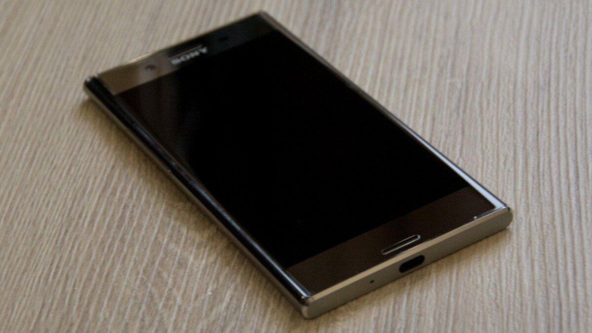 Смартфон Sony Xperia XZ Premium на деревянной поверхности