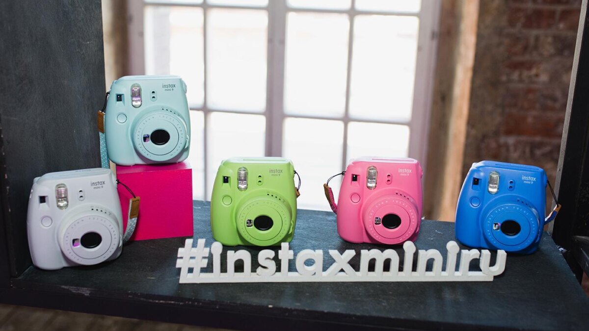 Цветные камеры Instax Mini 9 на выставке в интерьере
