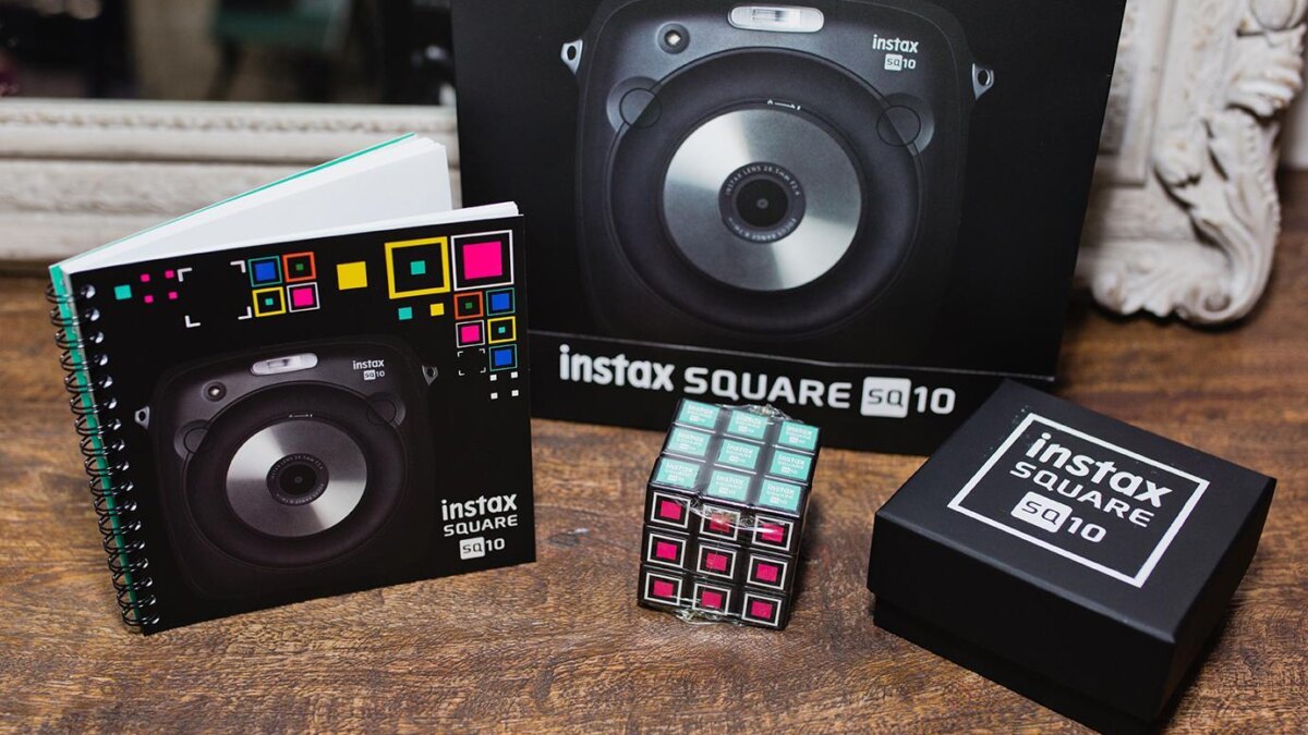 Книга и коробка с логотипом Instax Square SQ 10 для камер