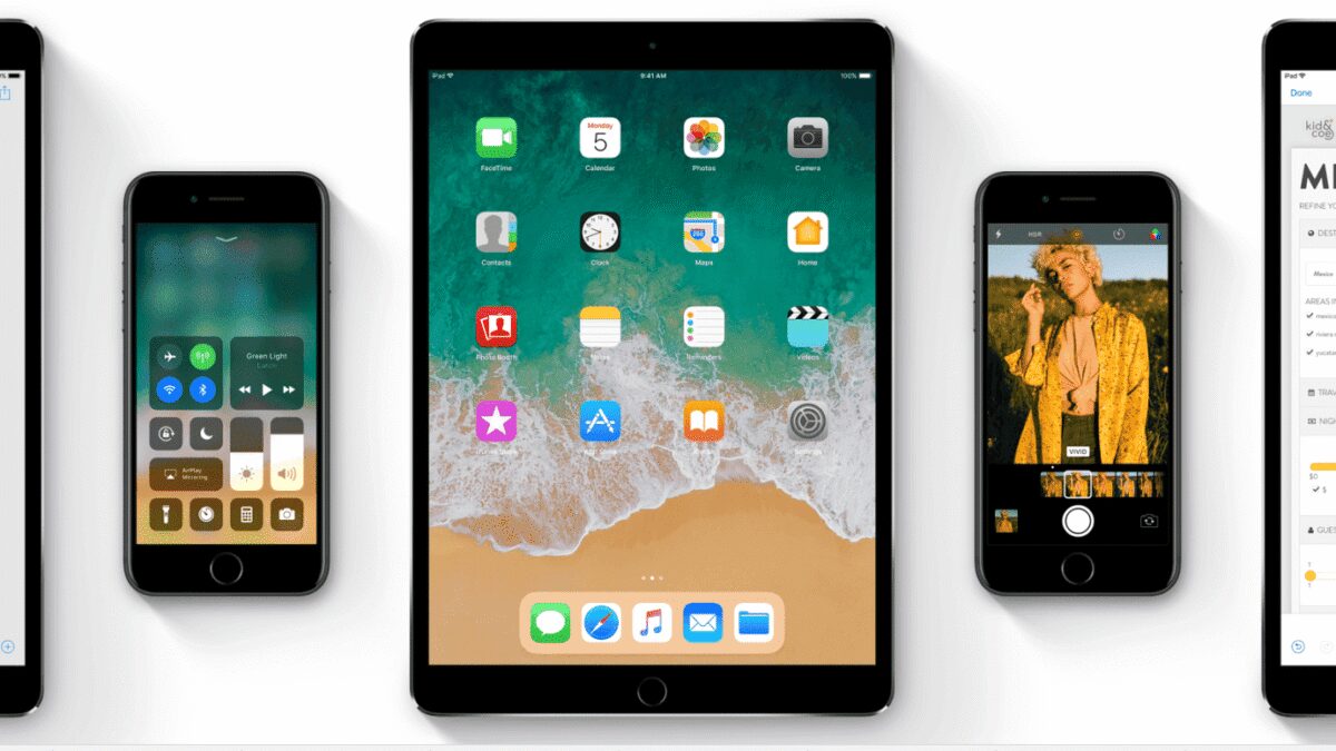 Современный городской офис с высотными стеклянными зданиями отражение неба и людей на территории