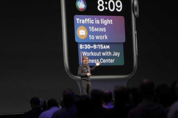 Презентация Apple с человеком и экраном с напоминаниями