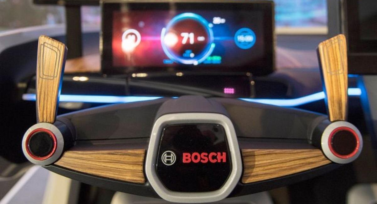 Руль с деревянными элементами и логотипом Bosch