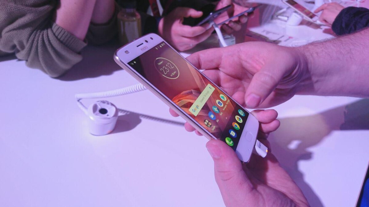 Motorola Moto Z2 Play официально представлен в России 9 photo 2017 06 27 20 52 43