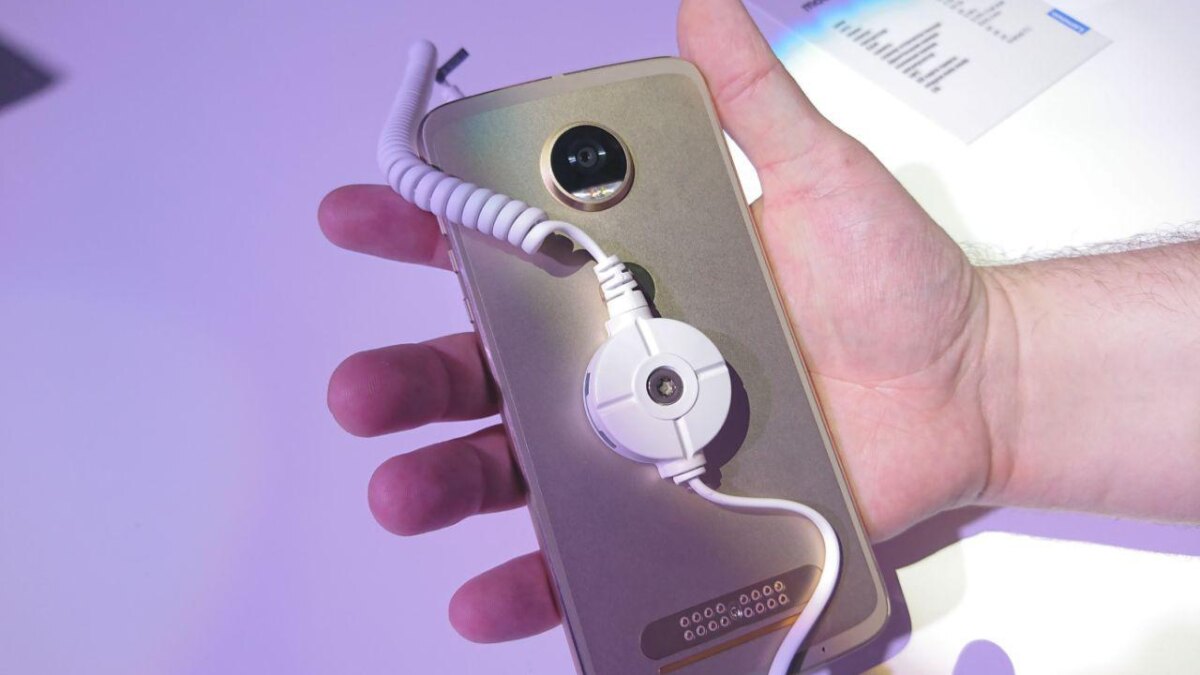 Motorola Moto Z2 Play официально представлен в России 7 photo 2017 06 27 20 52 44 2