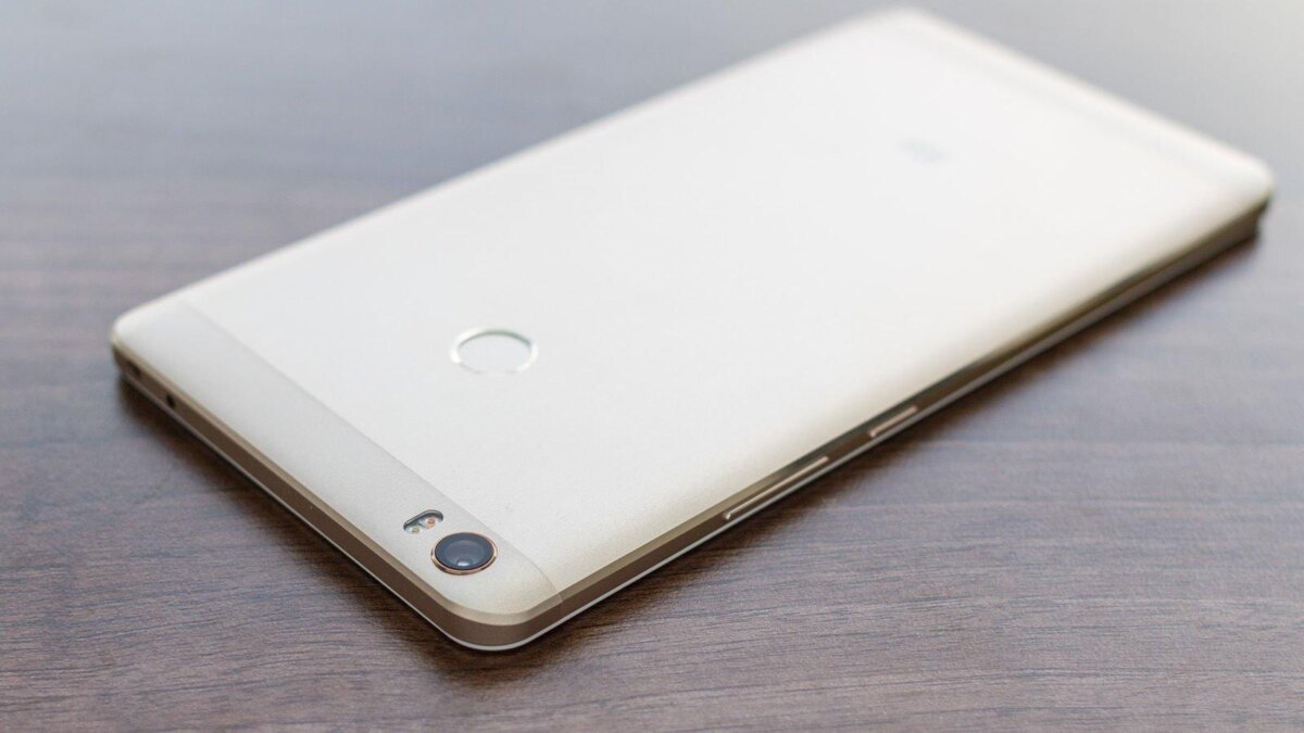 Задняя часть смартфона Xiaomi Mi 6 с камерой и отпечатком