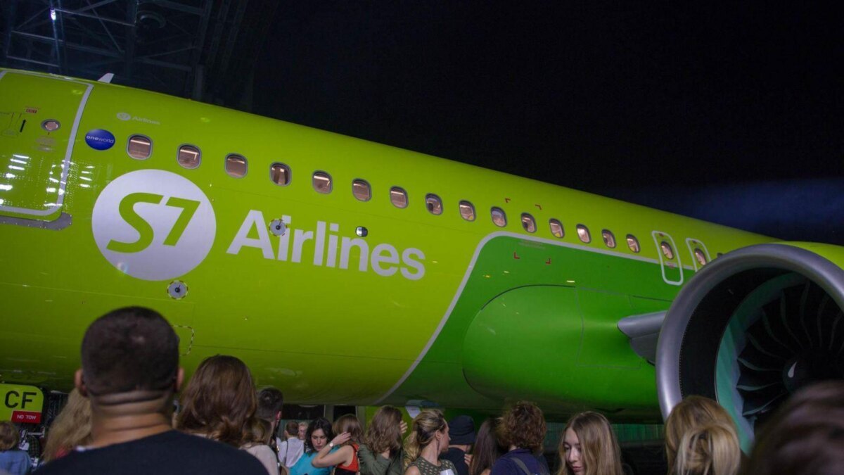 Вид сбоку на Airbus 320neo Вид сбоку на Airbus 320neo