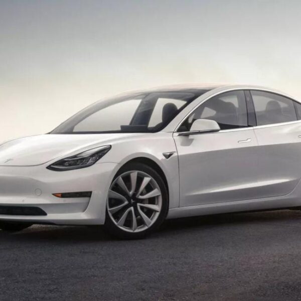 электромобиль Tesla Model 3