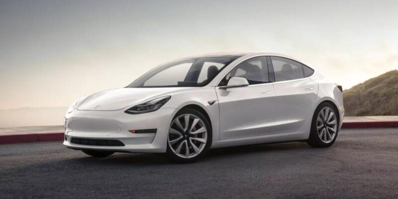 электромобиль Tesla Model 3
