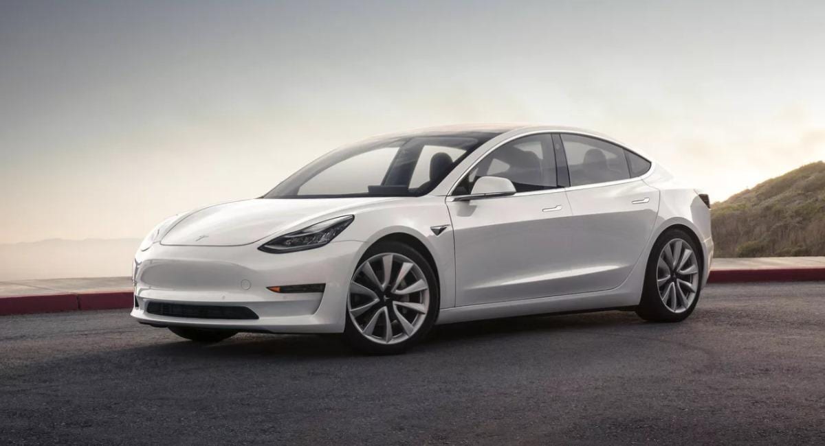 электромобиль Tesla Model 3