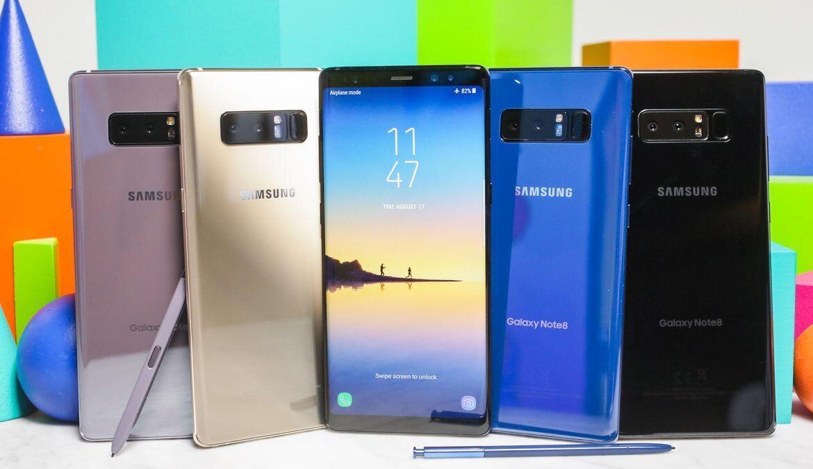 Пять смартфонов Samsung Galaxy Note8 и один стилус на фоне цветных блоков