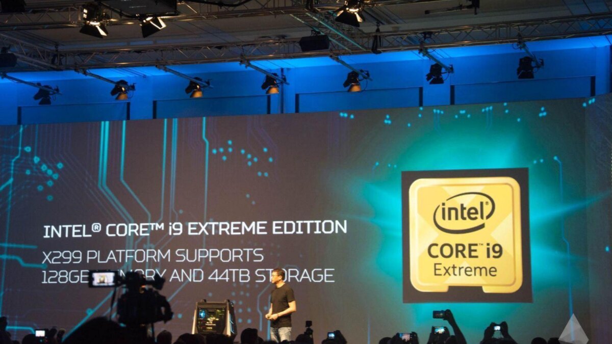 Презентация игрового компьютера Acer Predator Orion 9000 на сцене с большим экраном и аудиторией