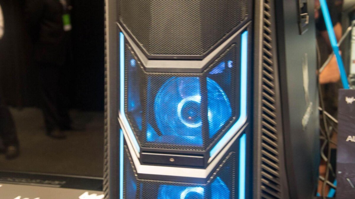 Игровой настольный компьютер Acer Predator Orion 9000 спереди с голубой подсветкой вентиляторов