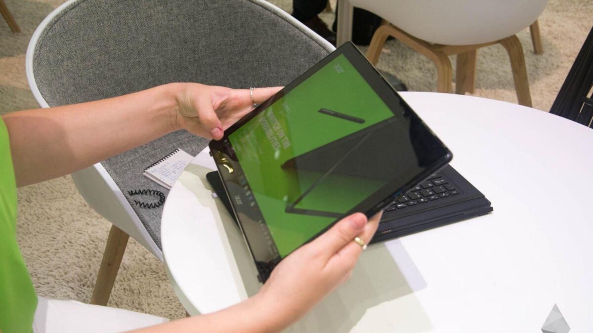 Acer Switch 7 в разобранном состоянии Acer Switch 7 в разобранном состоянии