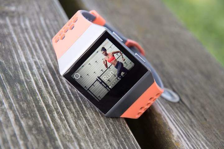 Fitbit представил свои первые умные часы Ionic 2 Fitbit Ionic Running Start Sports thumb