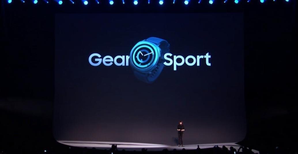 Презентация умных часов Samsung Gear Sport на сцене