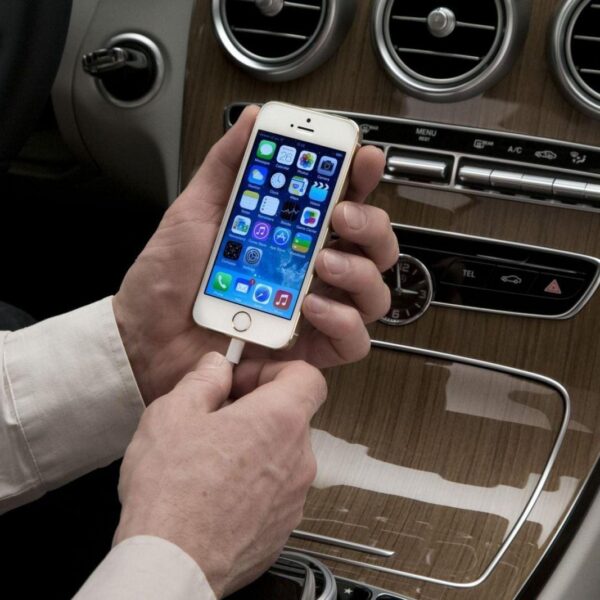 Самая лучшая песня для iPhone покорила автолюбителей (Mercedes Benz CarPlay 02)
