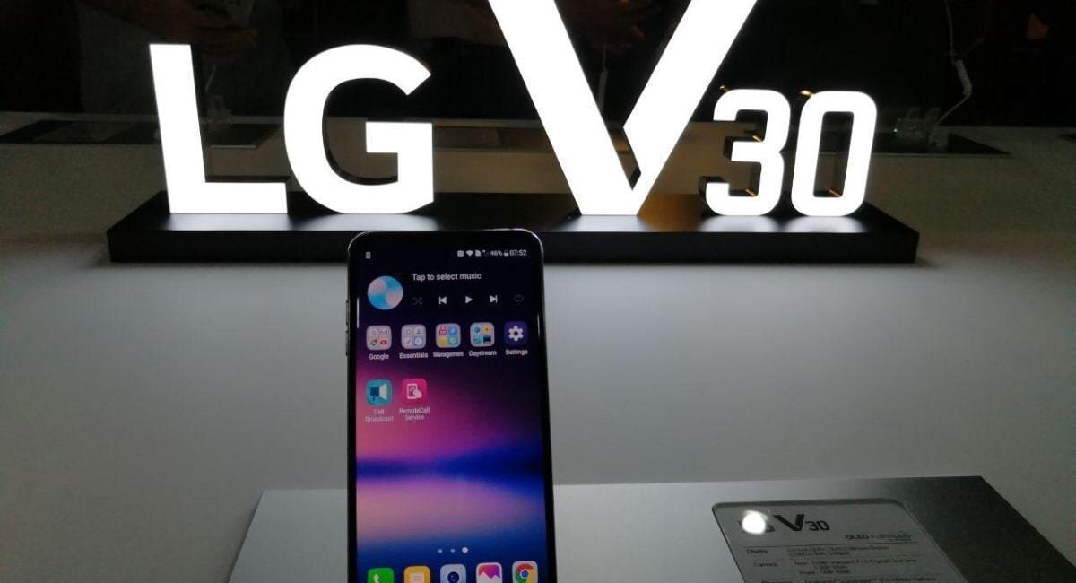 Смартфон LG V30 на выставке
