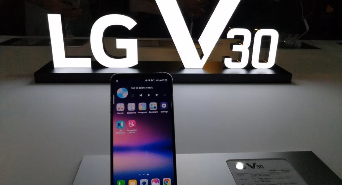 IFA 2017. LG показала смартфон V30 с дисплеем FullVision 4 lg v30