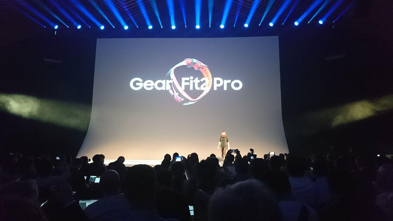 IFA 2017. Samsung выпустил новый браслет Gear Fit 2 Pro (photo 2017 08 30 21 37 42)