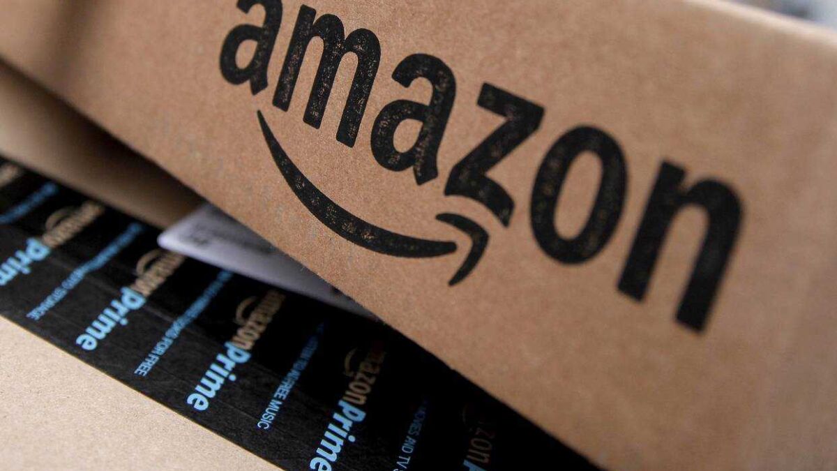 Коробка с логотипом Amazon и смарт-очками внутри