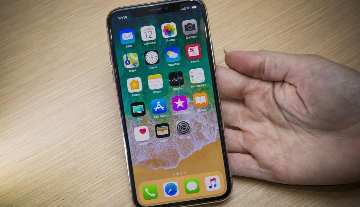 Умная IP-камера для дома на деревянной поверхности