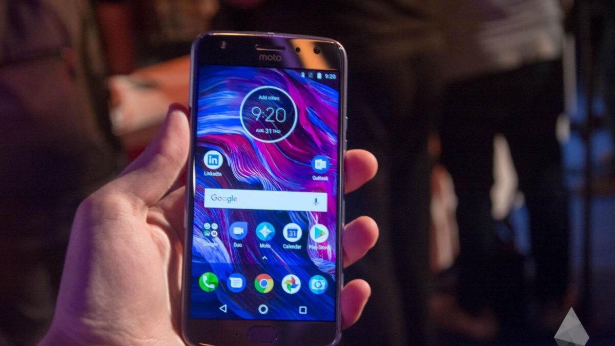 Moto X4 в руке Moto X4 в руке