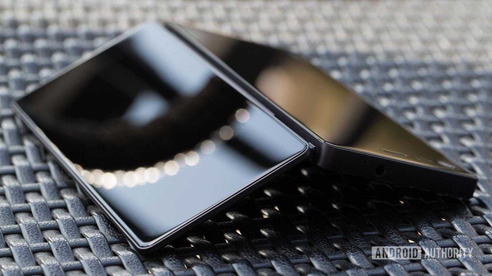 Слух: в октябре ZTE представит складной смартфон с двумя экранами
