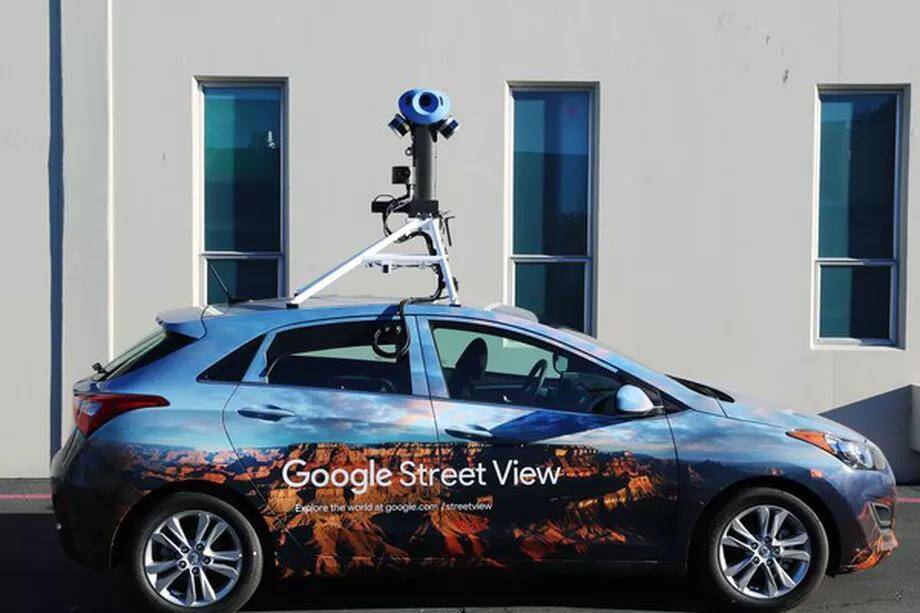 Автомобиль с камерой Street View на крыше