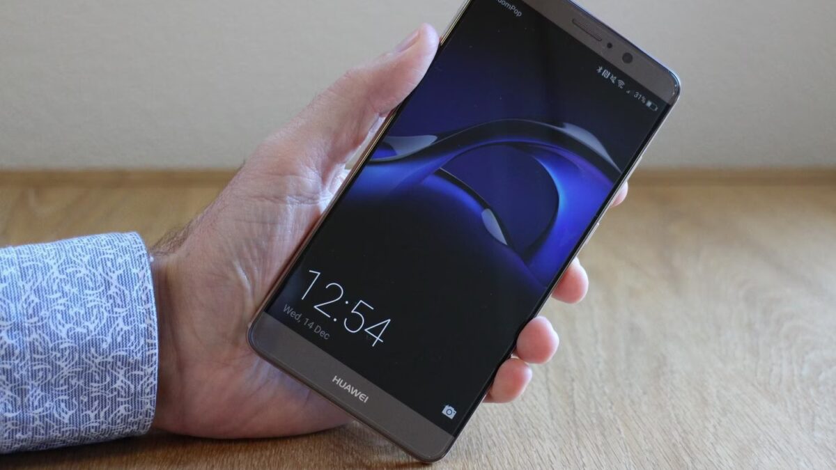 Смартфон Huawei Mate 10 в руке с дисплеем