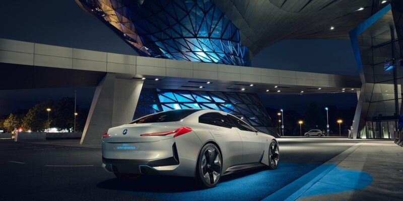 На Франкфуртском автосалоне BMW показала концепт электромобиля с запасом хода 600 км (P90276439 highRes bmwi vision dynamics)