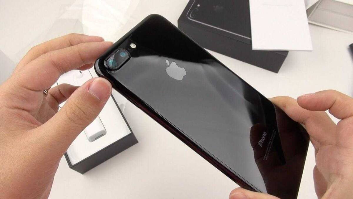Что мы ожидаем от iPhone 8 и iPhone X. Характеристики, цены, слухи 17 Черный iPhone 7 Plus в руках пользователя вид сзади
