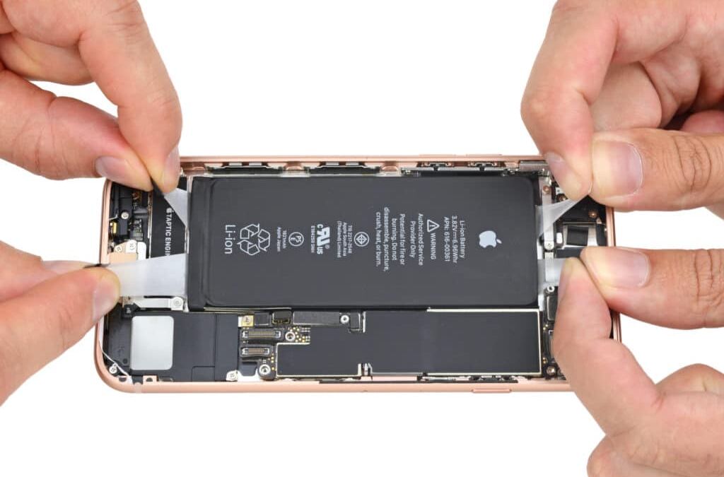 Открытый iPhone 8 с демонтажем аккумулятора и внутренних компонентов